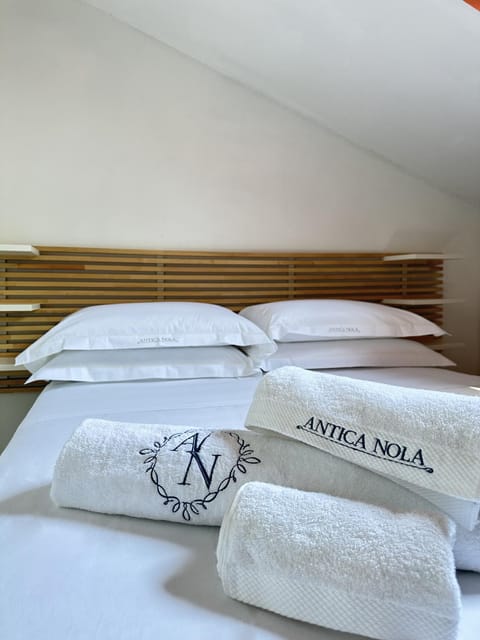 Bed, Property logo or sign, Photo of the whole room, Logo/Certificate/Sign, Bedroom, towels