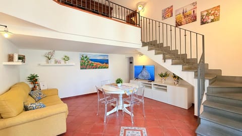 TV and multimedia, Living room, Photo of the whole room, Seating area, Dining area, Lunch