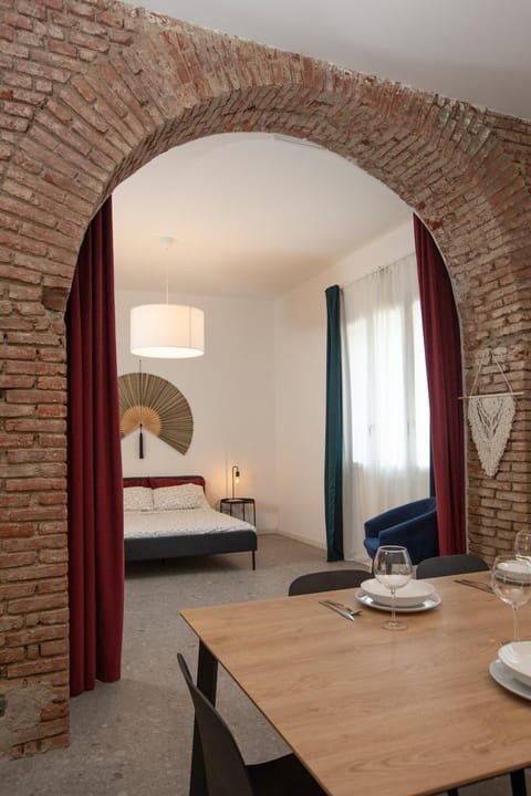 Bed, Living room, Photo of the whole room, Dining area