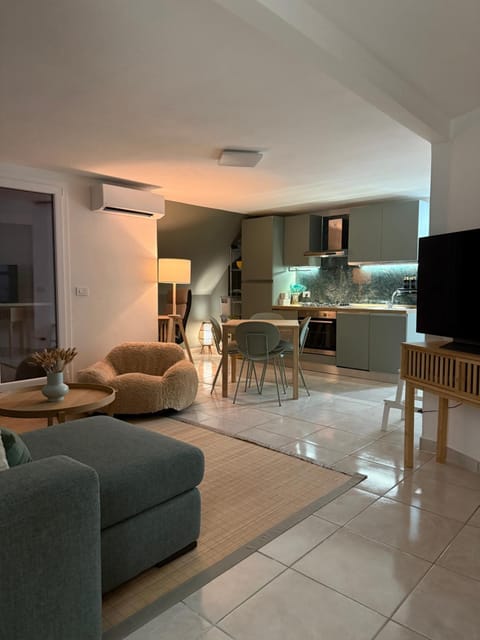 Communal lounge/ TV room, TV and multimedia, Kitchen or kitchenette, Living room, Seating area, Dining area, Evening entertainment, air conditioner