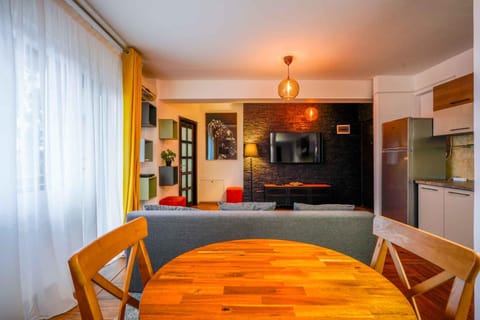 TV and multimedia, Kitchen or kitchenette, Living room, Seating area, Dining area