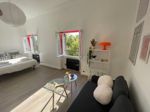 Bed, Living room, Photo of the whole room