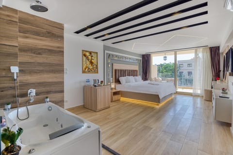Bed, Hot Tub, View (from property/room), Photo of the whole room, Bedroom, Guests, Open Air Bath, air conditioner