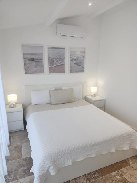 Bed, TV and multimedia, Photo of the whole room, Bedroom, air conditioner