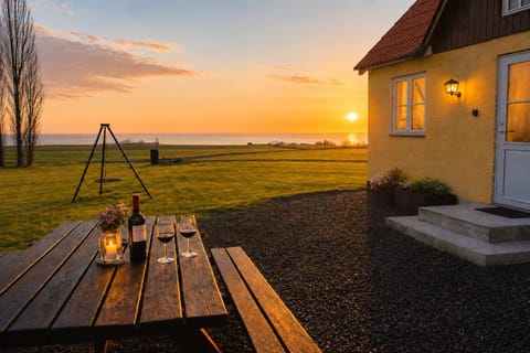 Property building, Garden, Sea view, Sunrise