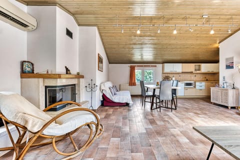 Kitchen or kitchenette, Living room, Seating area, Dining area, air conditioner