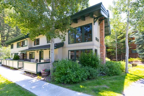 Elegant Three Suite Condo Steps to Warm Springs Lodge House in Ketchum