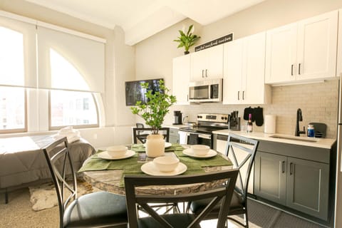 Communal lounge/ TV room, TV and multimedia, Coffee/tea facilities, Kitchen or kitchenette, Living room, Dining area, Evening entertainment, oven, stove, toaster, air conditioner