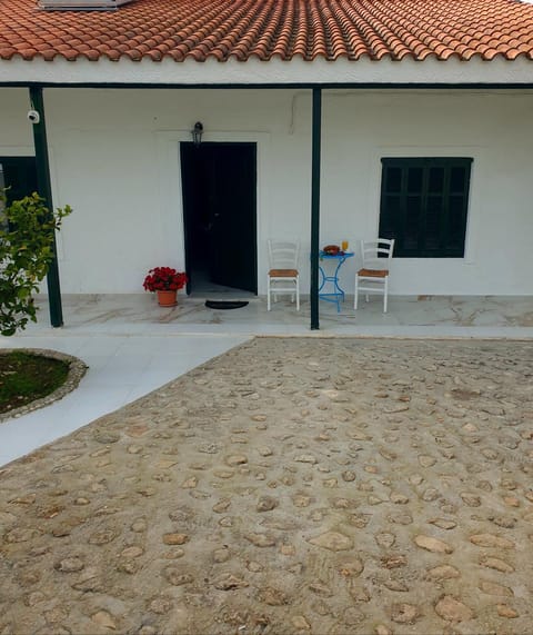 Property building, Garden, Balcony/Terrace