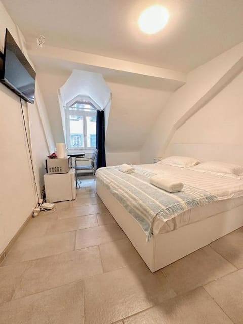 Bed, TV and multimedia, Photo of the whole room, Bedroom, towels