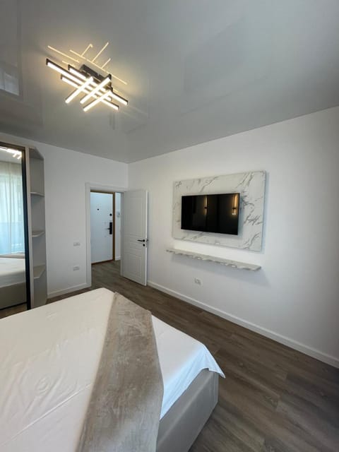 Bed, TV and multimedia, Photo of the whole room, Bedroom