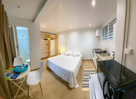 Bed, TV and multimedia, Kitchen or kitchenette, Photo of the whole room, Dining area, Bedroom, stove, towels, wardrobe