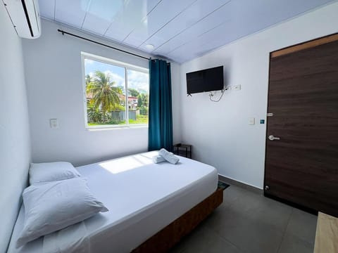 Bed, TV and multimedia, Photo of the whole room, Bedroom, towels, air conditioner