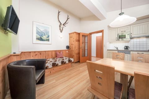 TV and multimedia, Kitchen or kitchenette, Living room, Seating area, Dining area