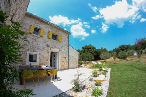 Property building, Day, Natural landscape, Garden, Garden view