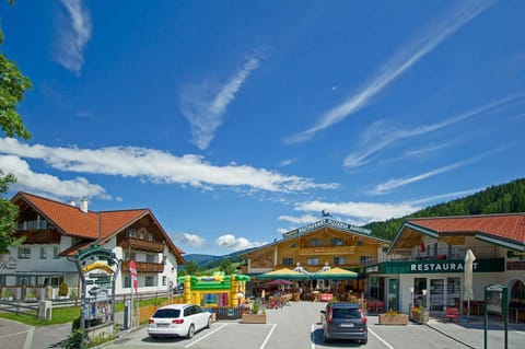 Nearby landmark, Restaurant/places to eat