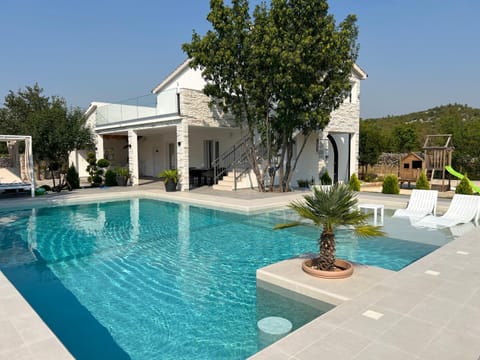 Property building, Garden view, Pool view, Swimming pool