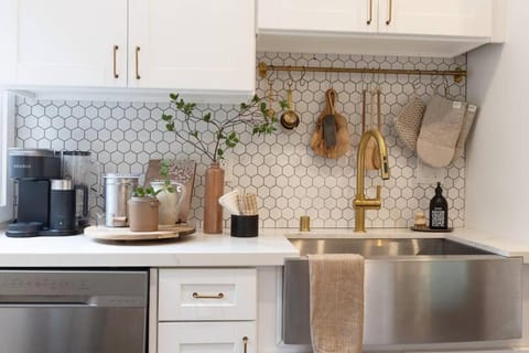 Coffee/tea facilities, Kitchen or kitchenette, microwave, oven, stove, toaster