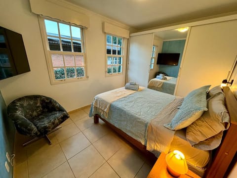 Photo of the whole room, Bedroom