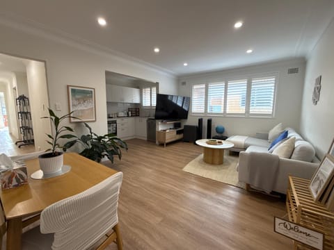 TV and multimedia, Living room, Seating area, hair dresser