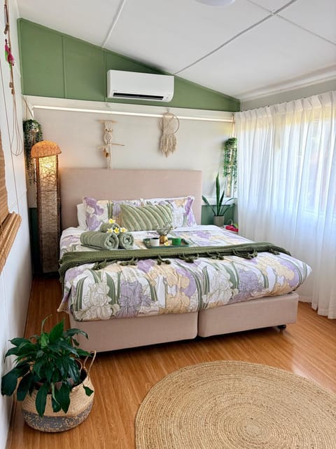 Bed, Living room, Photo of the whole room, Bedroom, air conditioner
