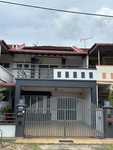 Property building, Day, Balcony/Terrace
