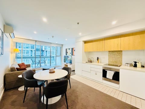 Coffee/tea facilities, Living room, Dining area, oven, stove, kitchen