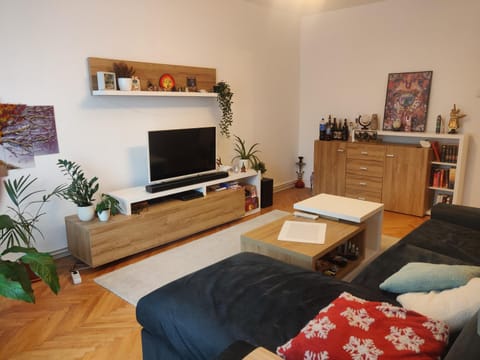 Communal lounge/ TV room, TV and multimedia, Living room, Seating area, Evening entertainment
