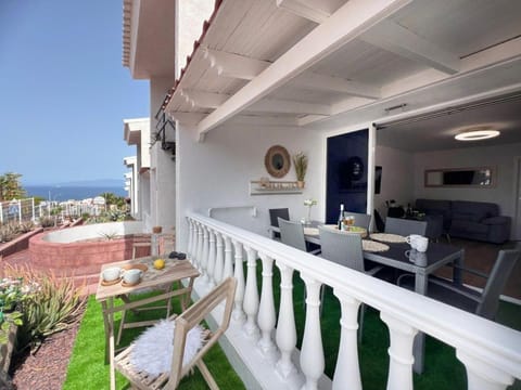 Property building, Day, Balcony/Terrace, Balcony/Terrace, Dining area, Area and facilities