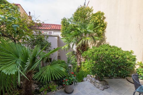 Nur 100 Meter zum Sandstrand mit mediterranem Garten House in Crikvenica