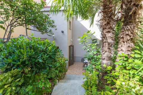 Nur 100 Meter zum Sandstrand mit mediterranem Garten House in Crikvenica