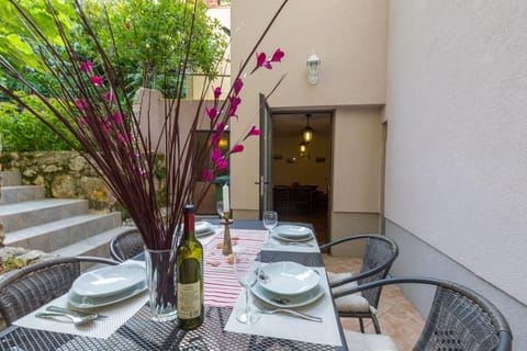 Nur 100 Meter zum Sandstrand mit mediterranem Garten House in Crikvenica