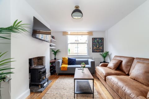 Communal lounge/ TV room, TV and multimedia, Living room, Seating area, Evening entertainment
