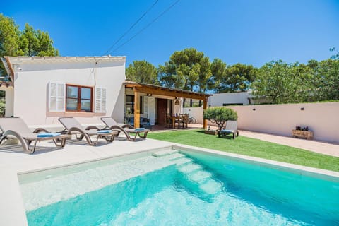 Swimming pool, sunbed