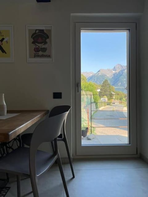 Natural landscape, View (from property/room), Balcony/Terrace, Dining area, Mountain view