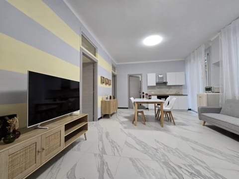 TV and multimedia, Kitchen or kitchenette, Living room, Photo of the whole room, Seating area, Dining area, Evening entertainment
