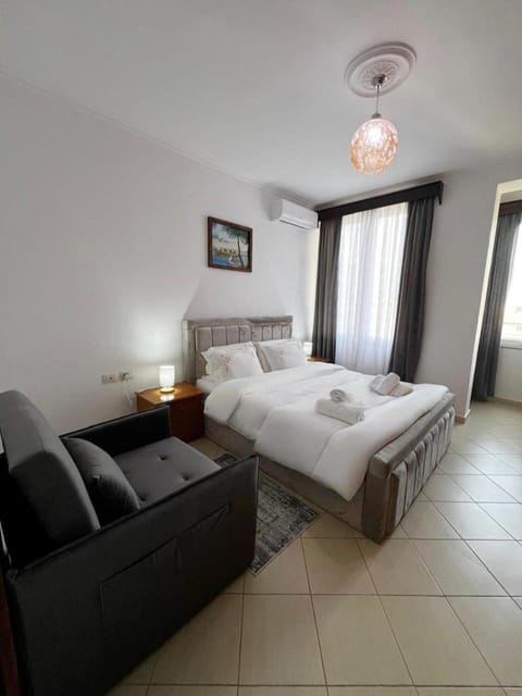 Bed, Photo of the whole room, Seating area, Bedroom, towels