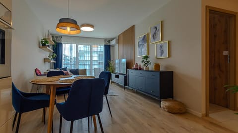 Communal lounge/ TV room, TV and multimedia, Kitchen or kitchenette, Living room, Seating area, Dining area, Evening entertainment