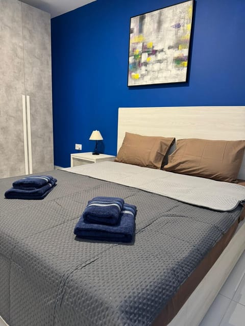 Bed, Photo of the whole room, Bedroom, towels