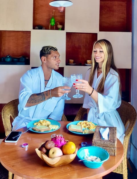 People, Food and drinks, Food, Guests, Breakfast, Drinks