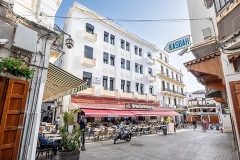 Property building, Restaurant/places to eat, Neighbourhood, City view, Street view, Location