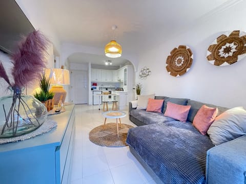TV and multimedia, Kitchen or kitchenette, Living room, Seating area, Dining area