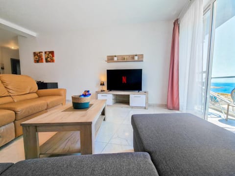 Natural landscape, TV and multimedia, Living room, Seating area, Evening entertainment