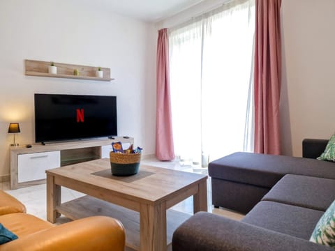 TV and multimedia, Living room, Seating area, Evening entertainment, Entertainment, air conditioner, air conditioner