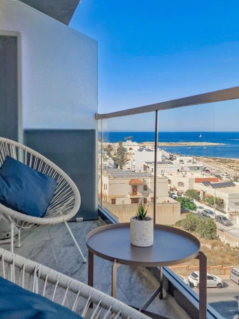 Nearby landmark, Day, Natural landscape, Balcony/Terrace, Seating area, Beach, Sea view