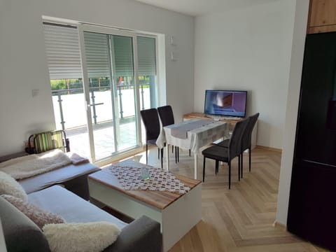 TV and multimedia, Living room, Seating area, Dining area, Evening entertainment