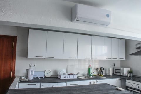Kitchen or kitchenette, air conditioner