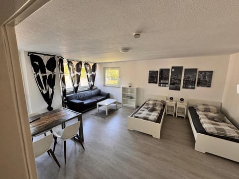 Bed, TV and multimedia, Living room, Photo of the whole room, Seating area, Bedroom