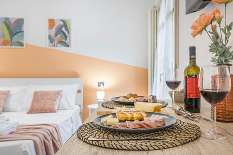 Bed, Seating area, Dining area