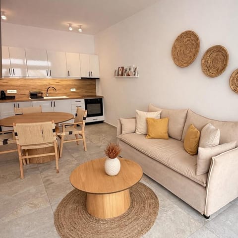 Kitchen or kitchenette, Living room, Seating area, Dining area